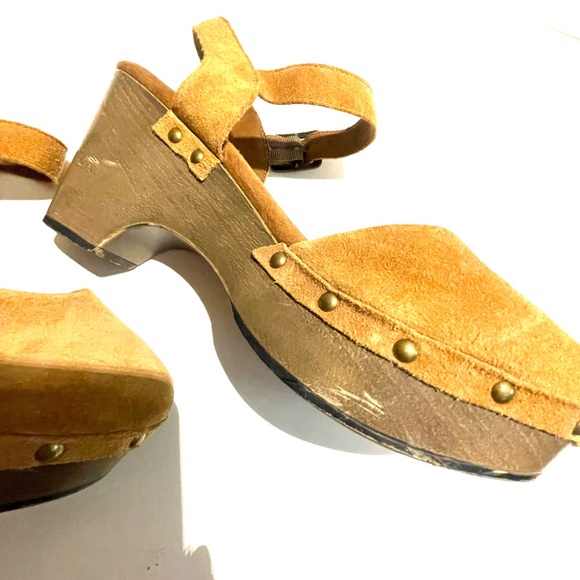 Brown leather clogs. Size 8. - Picture 4 of 9